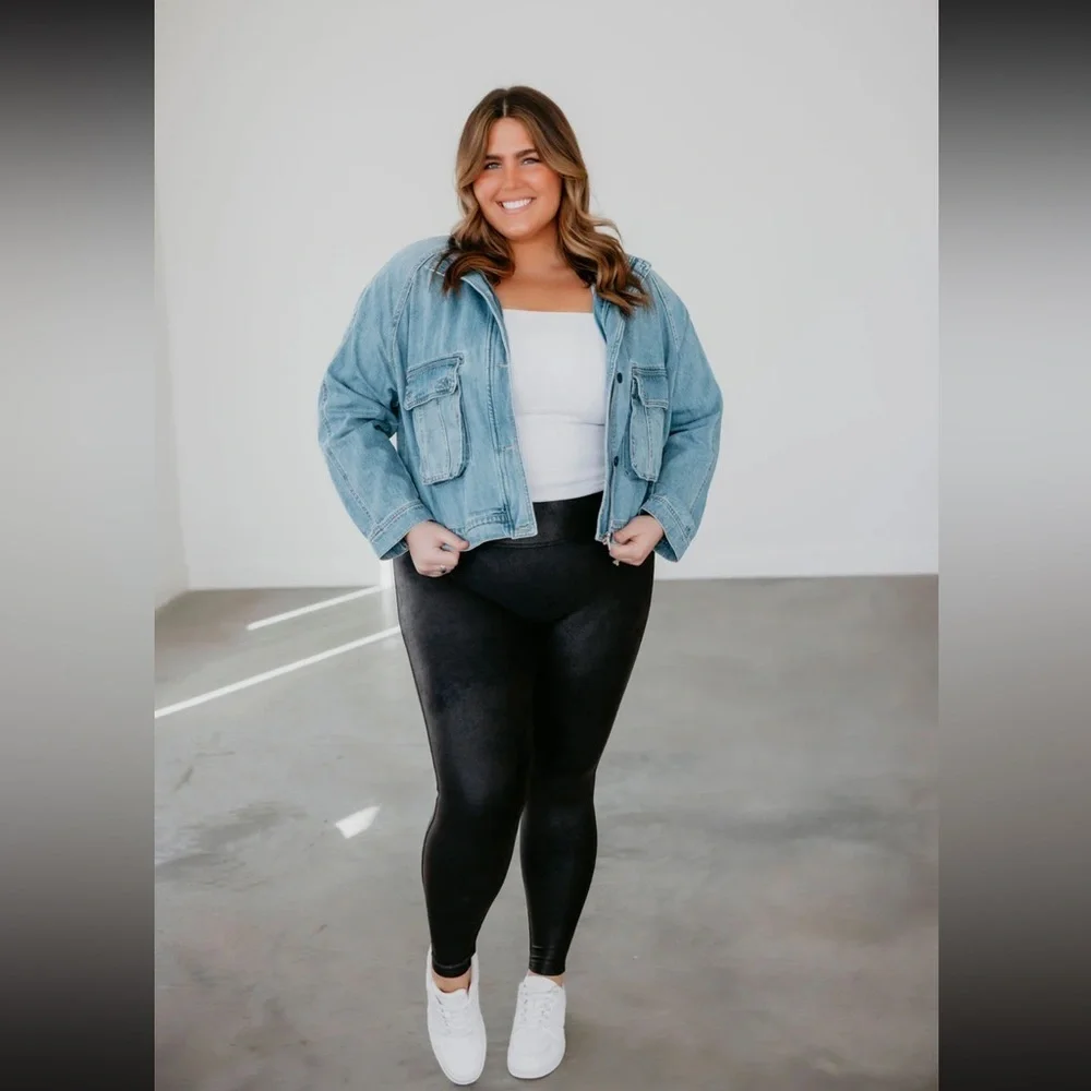 Risen Curvy Denim Jacket Size 2XL Medium Wash Cargo Pockets Zipper Button Front - Picture 3 of 14